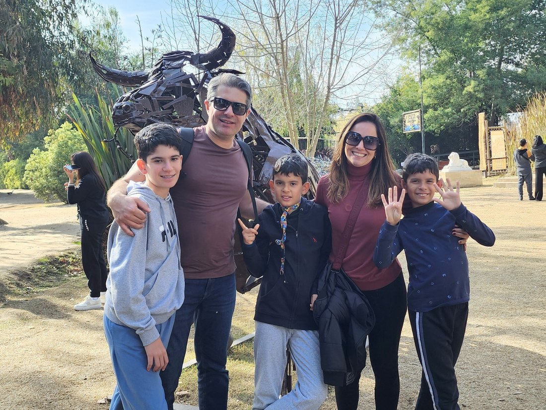 Dr. Luiz Benittez com a família durante um passeio