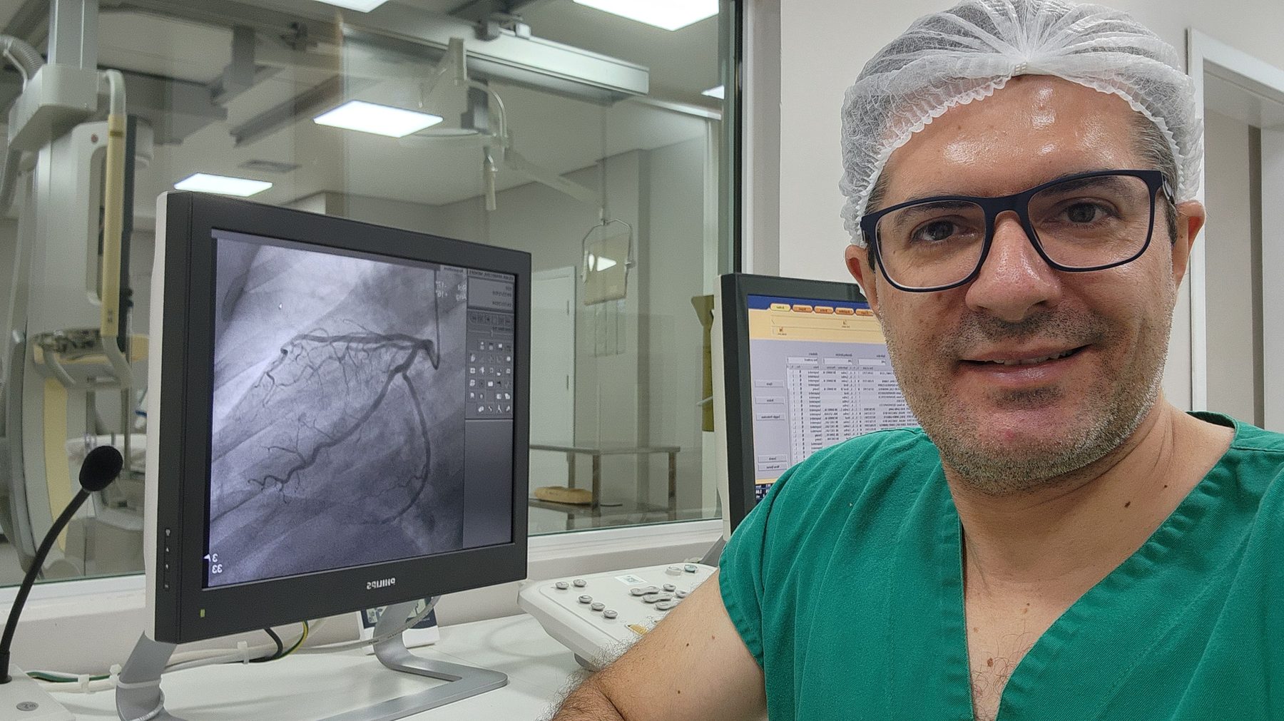 Dr. Luiz Benittez na sala de hemodinâmica